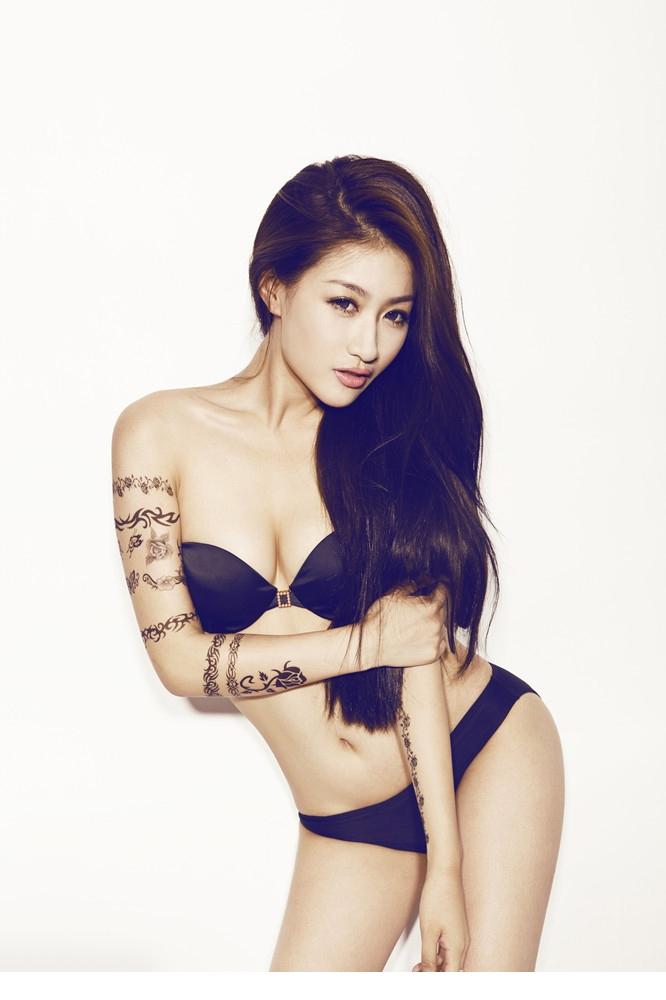 高清孙敬媛大胆黑色内衣秀翘臀图集