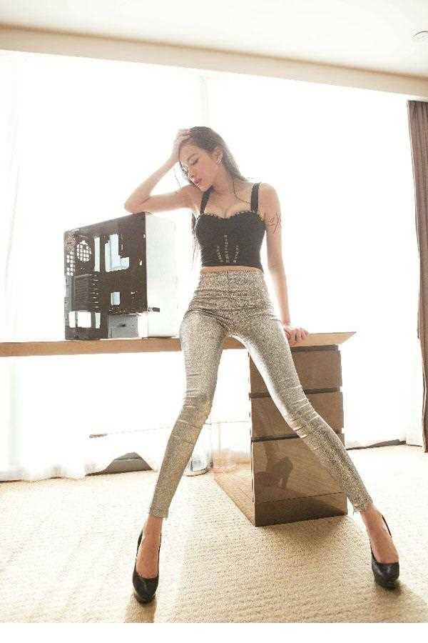 高清极品性感模特高挑身材代言电子产品图集