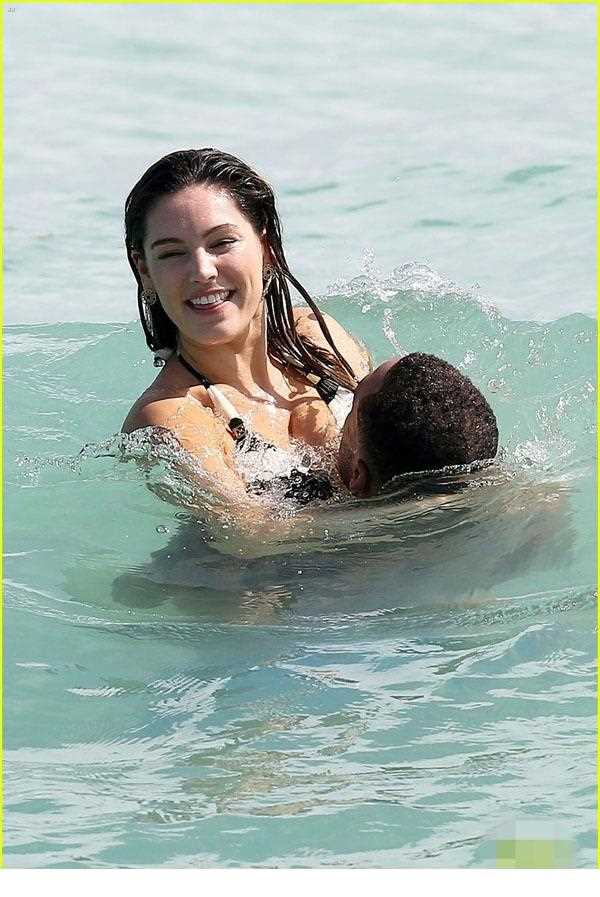 最全超模布鲁克海滩与男友恩爱秀,泳装波涛尽显相册