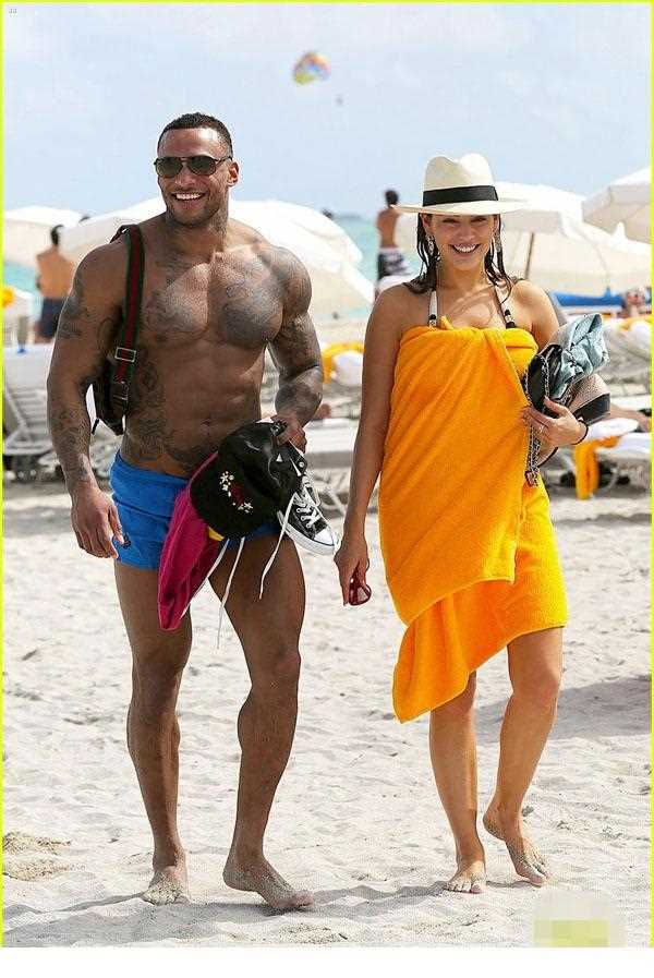 最全超模布鲁克海滩与男友恩爱秀,泳装波涛尽显相册