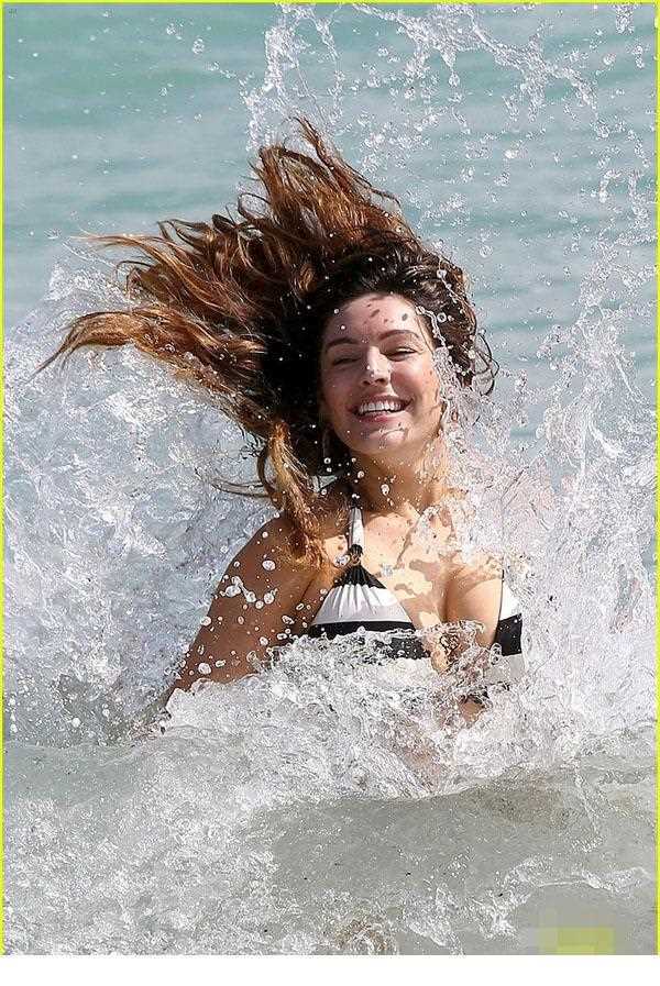 最全超模布鲁克海滩与男友恩爱秀,泳装波涛尽显相册