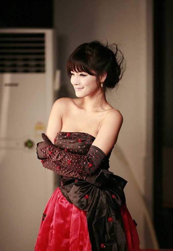 优质韩国美模林智慧高贵红裙装完美搭配图片