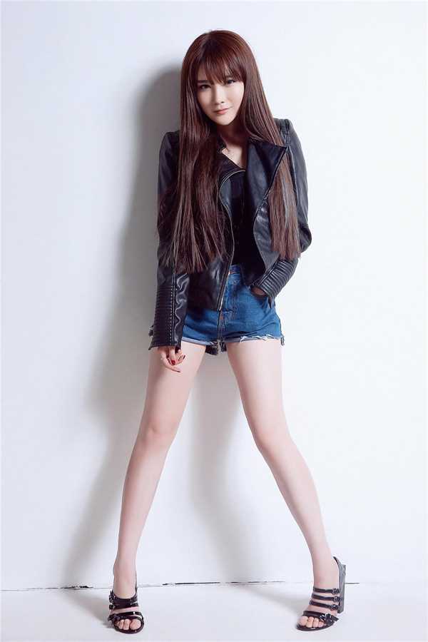 最新性感模特大长腿迷人图集