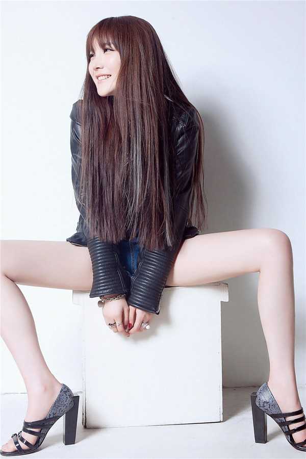 最新性感模特大长腿迷人图集