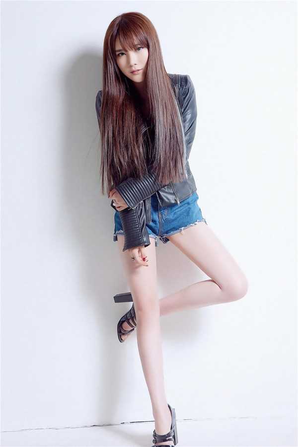 最新性感模特大长腿迷人图集