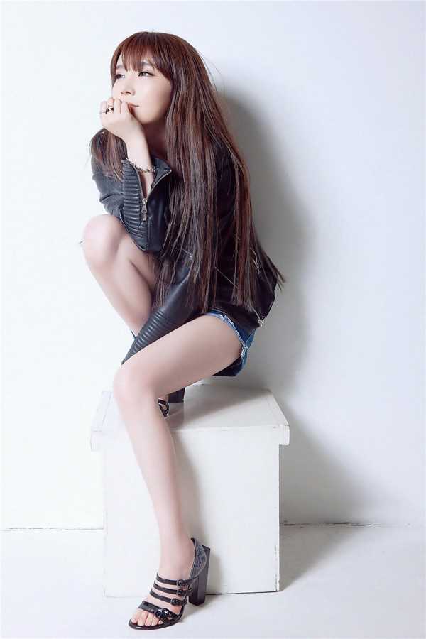 最新性感模特大长腿迷人图集