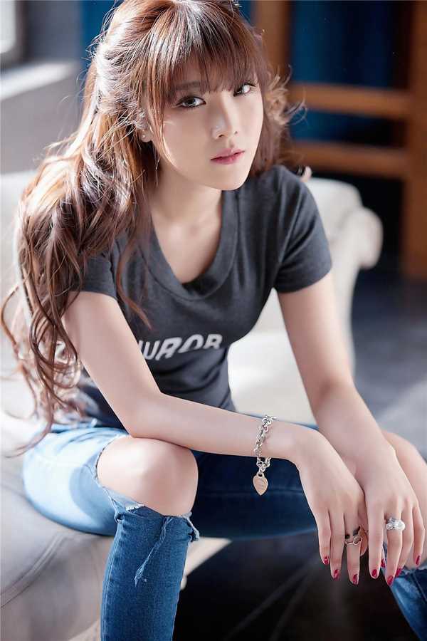 最新性感模特大长腿迷人图集