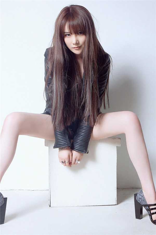 最新性感模特大长腿迷人图集