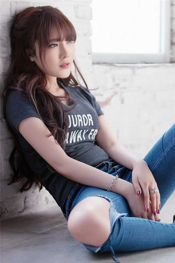 最新性感模特大长腿迷人图集