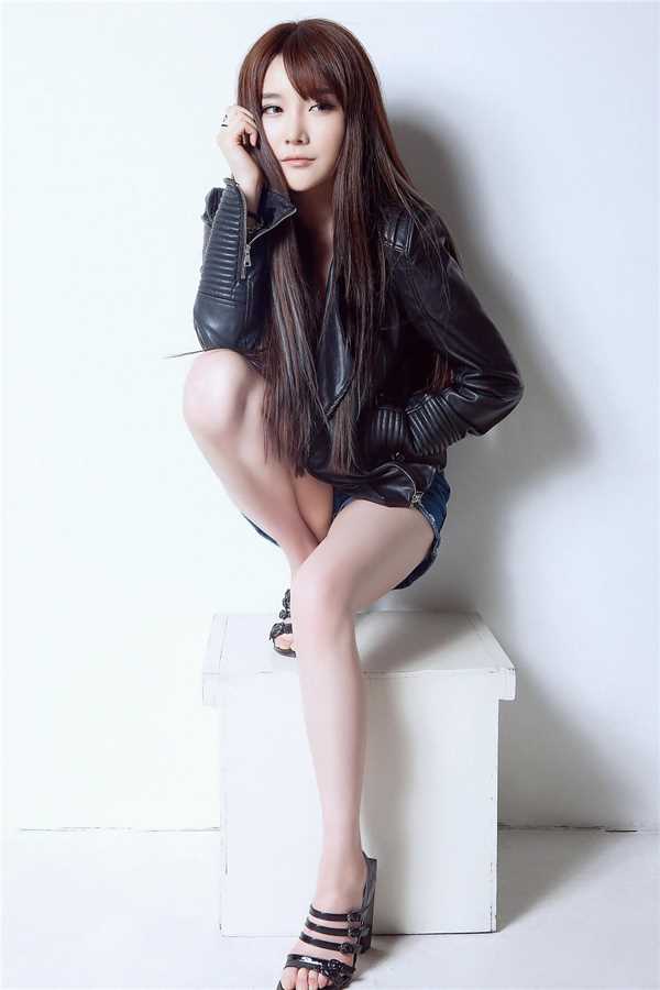 最新性感模特大长腿迷人图集