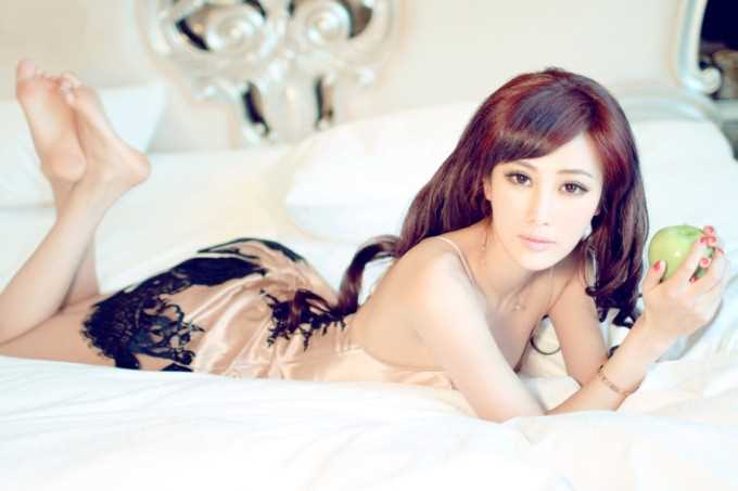 优质浴缸里的性感小模特相册