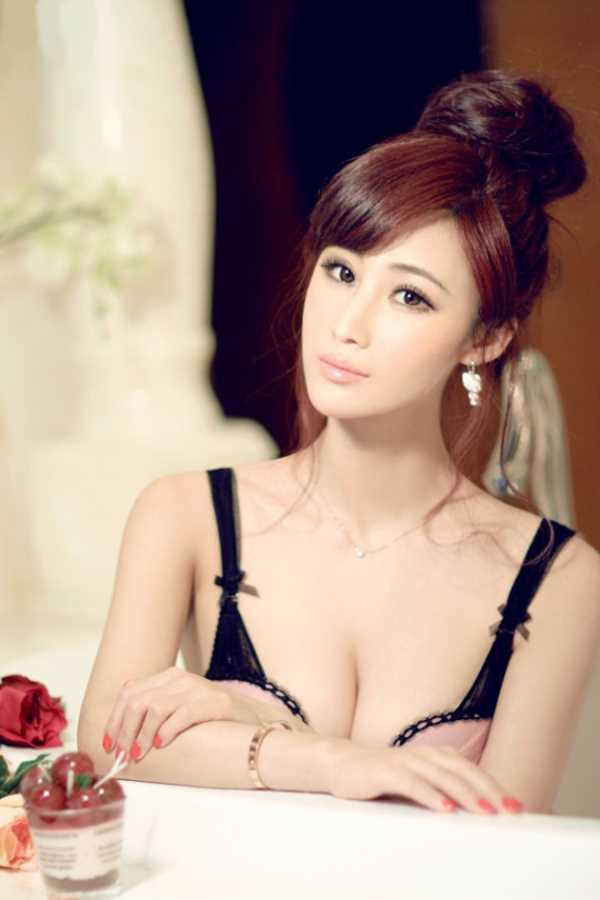 优质浴缸里的性感小模特相册