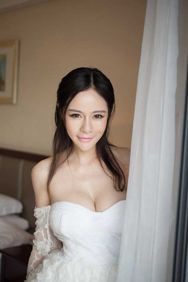 优质纯美白色短裙性感模特相册