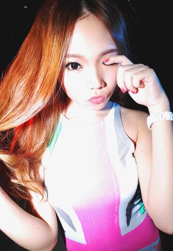 精选90后可爱嫩模夜景迷人图册