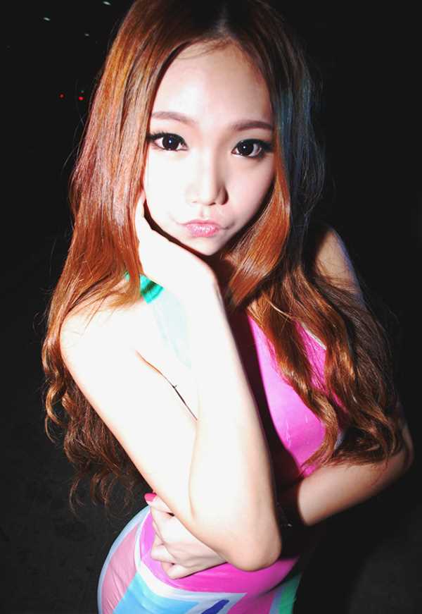 精选90后可爱嫩模夜景迷人图册