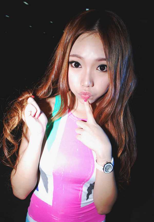 精选90后可爱嫩模夜景迷人图册