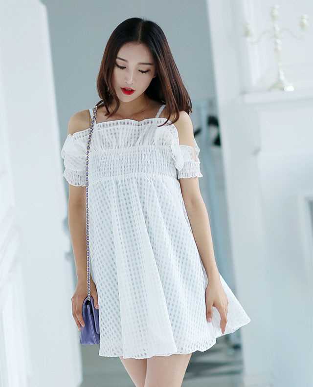 特别专辑张念恩白裙妩媚动人图片