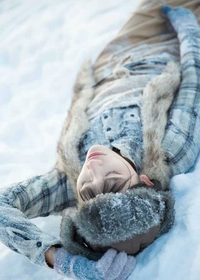 特别专辑郑伊雪地大展迷人笑容图片