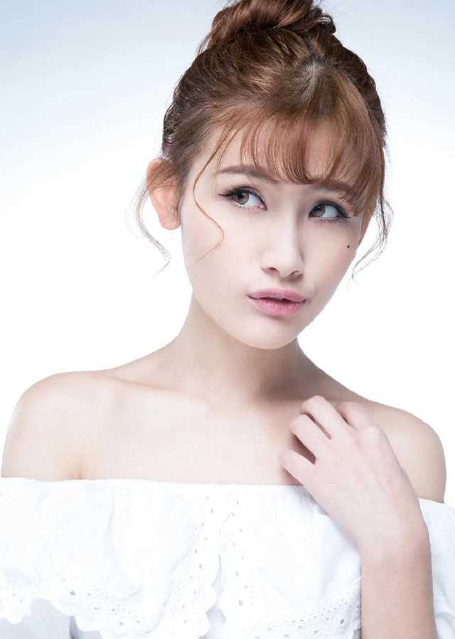 最新嫩模郑伊甜美俏丽惹人爱壁纸