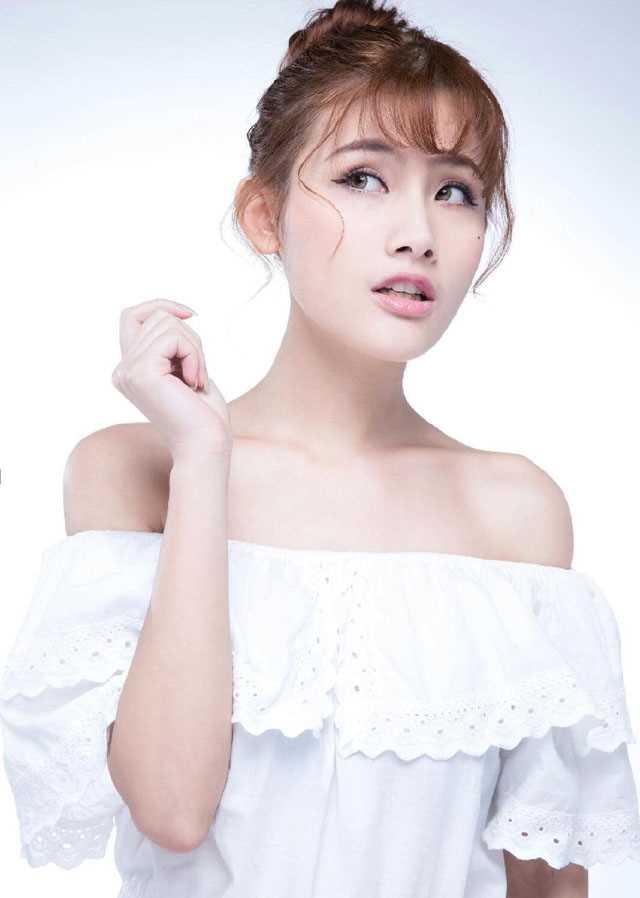 最新嫩模郑伊甜美俏丽惹人爱壁纸