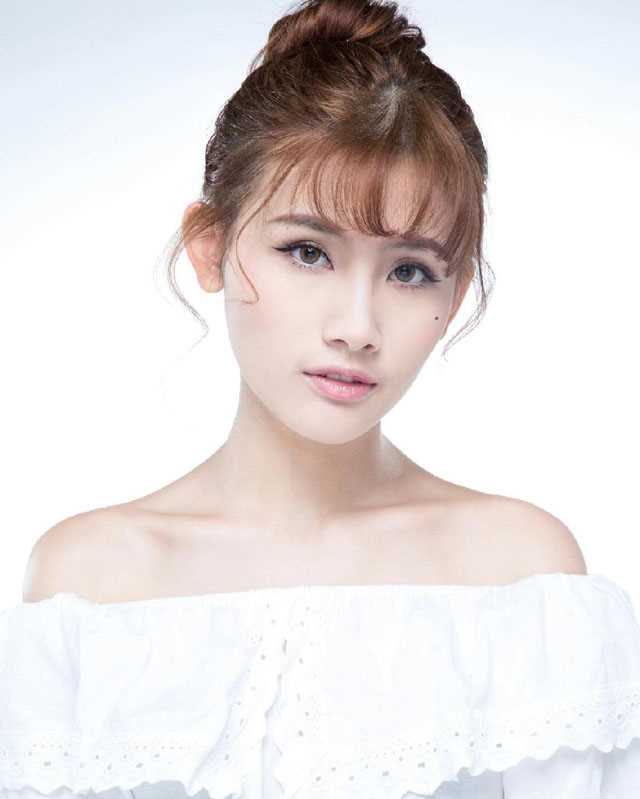 最新嫩模郑伊甜美俏丽惹人爱壁纸