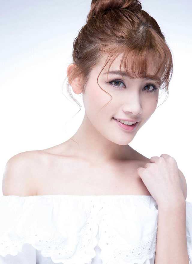 最新嫩模郑伊甜美俏丽惹人爱壁纸