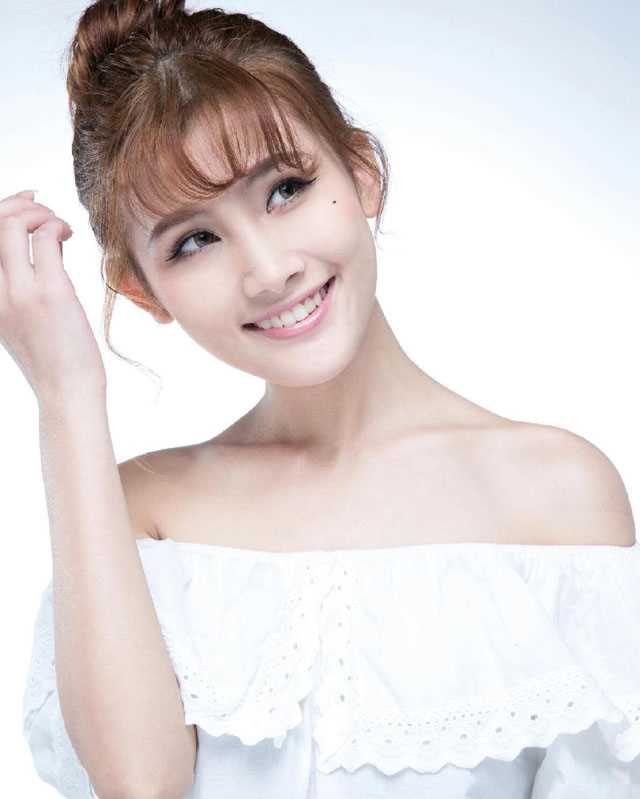 最新嫩模郑伊甜美俏丽惹人爱壁纸