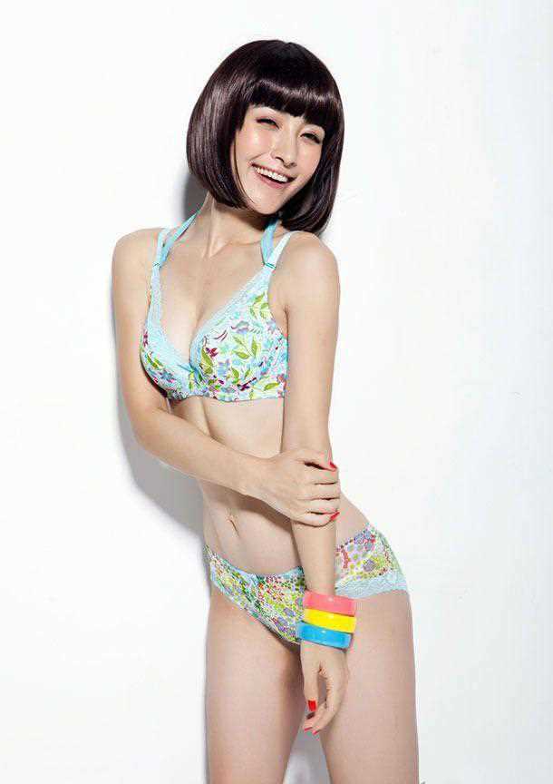 最新嫩模何静内衣性感诱人壁纸