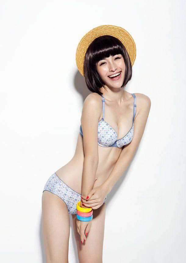 最新嫩模何静内衣性感诱人壁纸