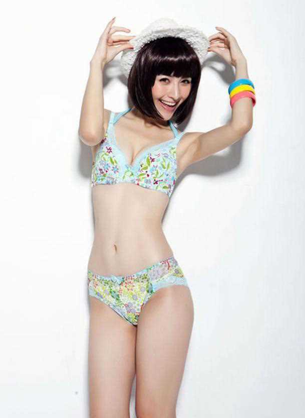 最新嫩模何静内衣性感诱人壁纸