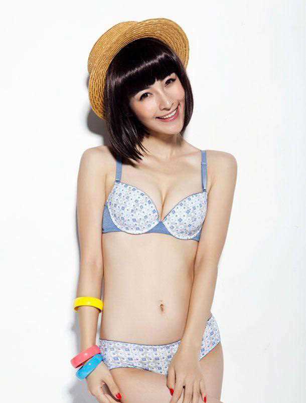 最新嫩模何静内衣性感诱人壁纸