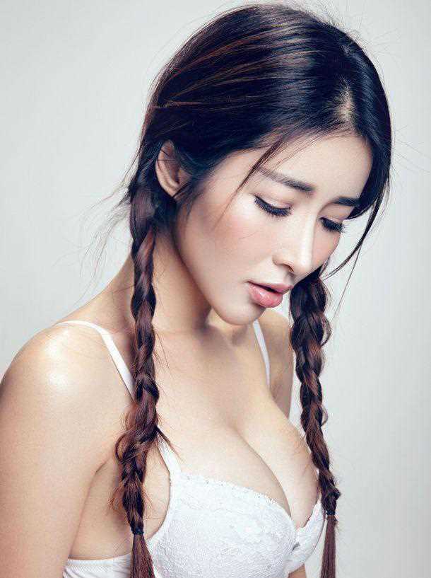 最新嫩模何静内衣性感诱人壁纸