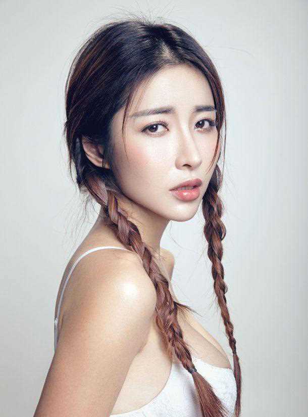 最新嫩模何静内衣性感诱人壁纸