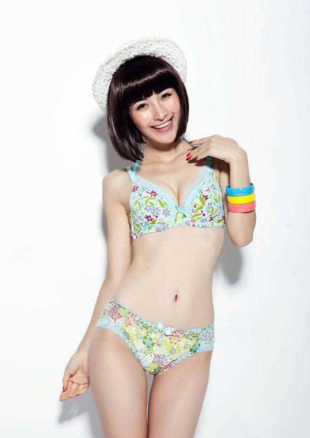 最新嫩模何静内衣性感诱人壁纸