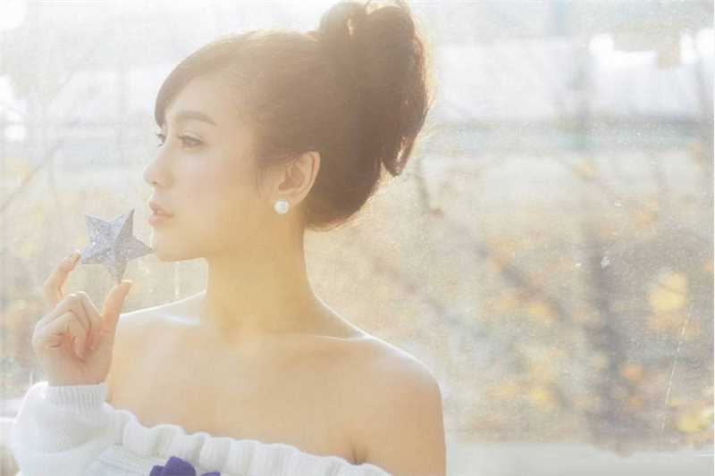 曹安娜香肩微露性感迷人