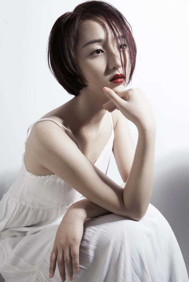 褚萌琦短发红唇展复古之美