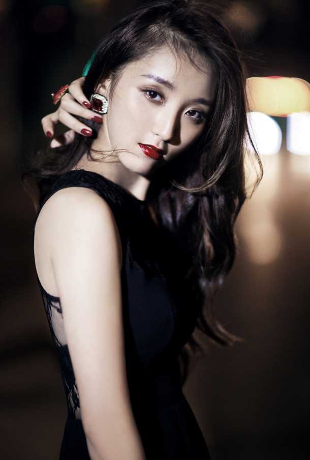 优质美女模特褚萌琦午夜街头性感诱人相册