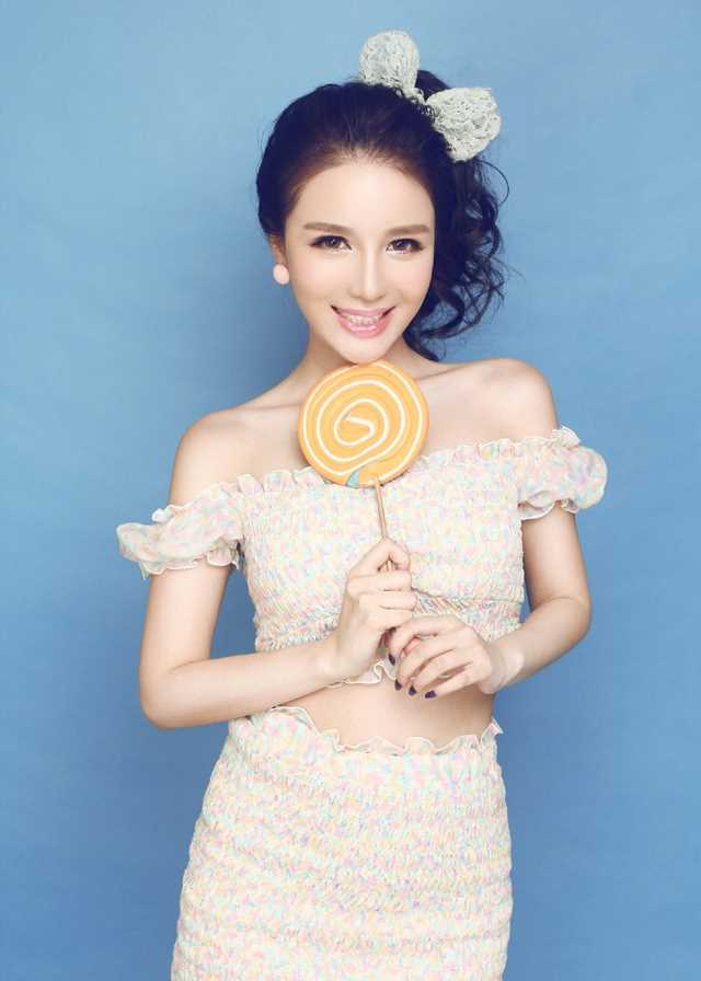 大胸美女雷可儿性感