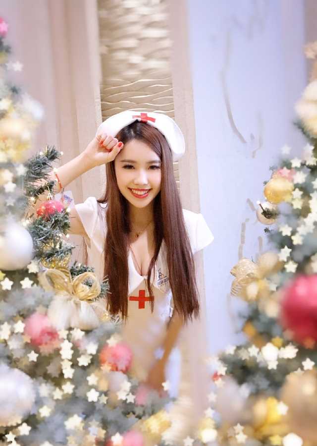 精选辛楠美艳护士装大展迷人笑容图册