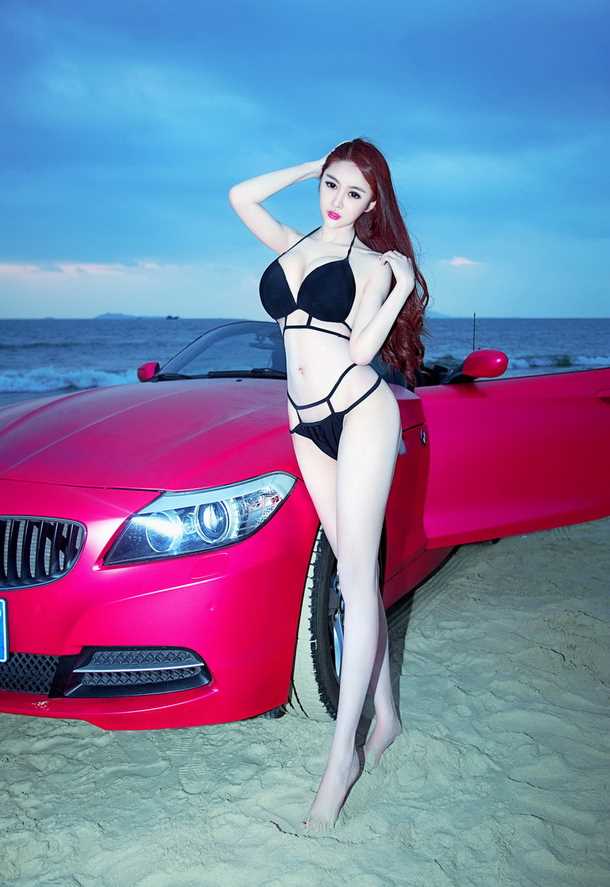 嫩模李馨诺海边,比基尼秀性感身段