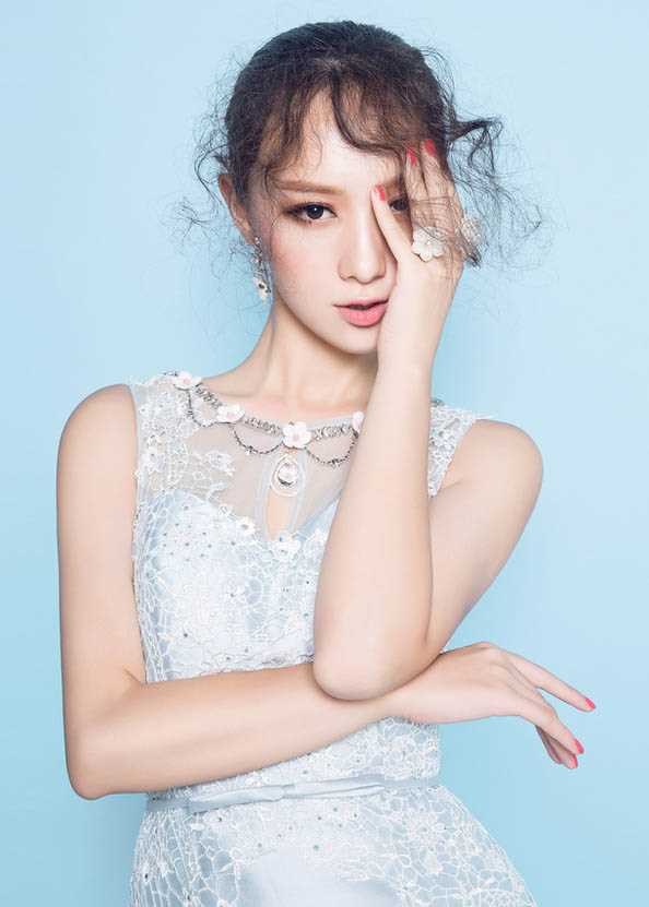 最新余陈秋子婚纱美艳十足壁纸