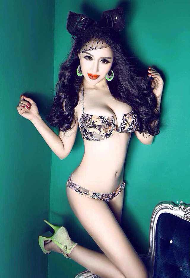 精选苏梓玲秀性感美胸无限诱惑图册