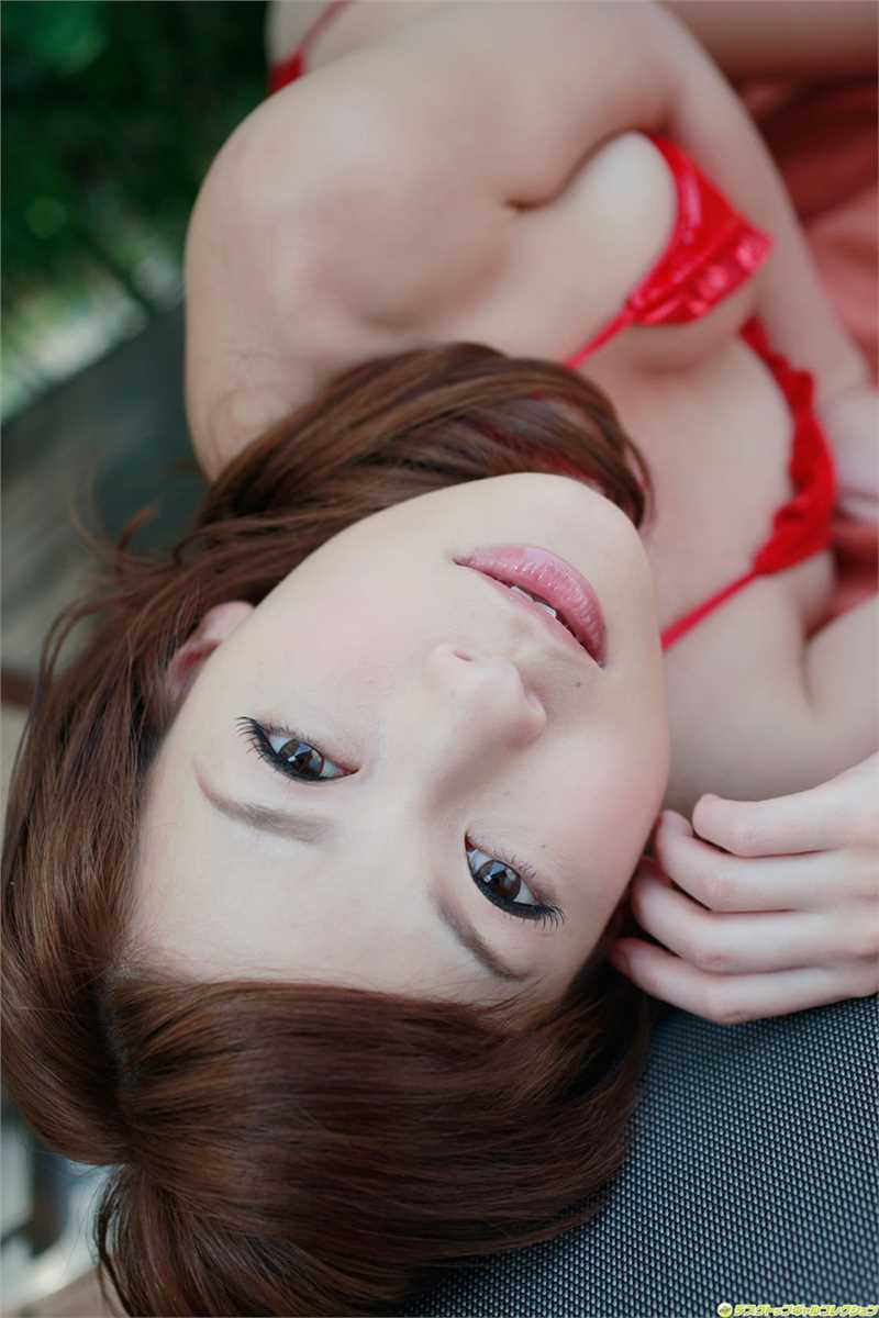 高清泳池性感比基尼美女果穂图集