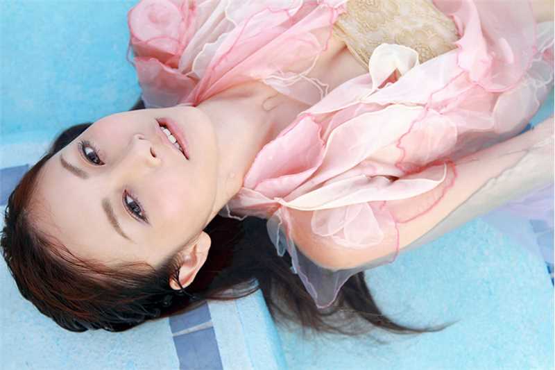 杉原杏璃报纸包裹的丰盈身材