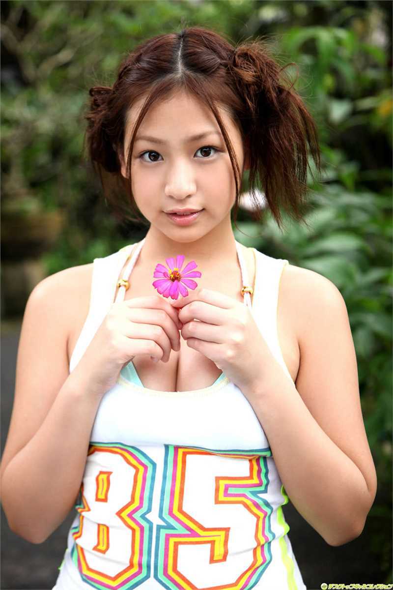 泳池性感t恤美眉佐山彩香