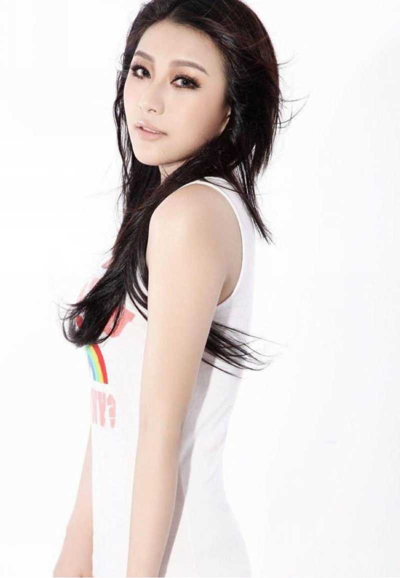 最新黄嘉熙性感低胸诱惑_黄嘉熙的胸比较大壁纸