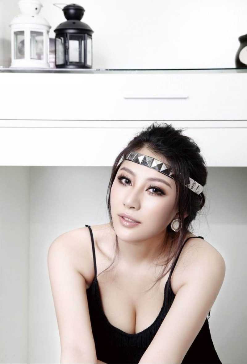 最新黄嘉熙性感低胸诱惑_黄嘉熙的胸比较大壁纸