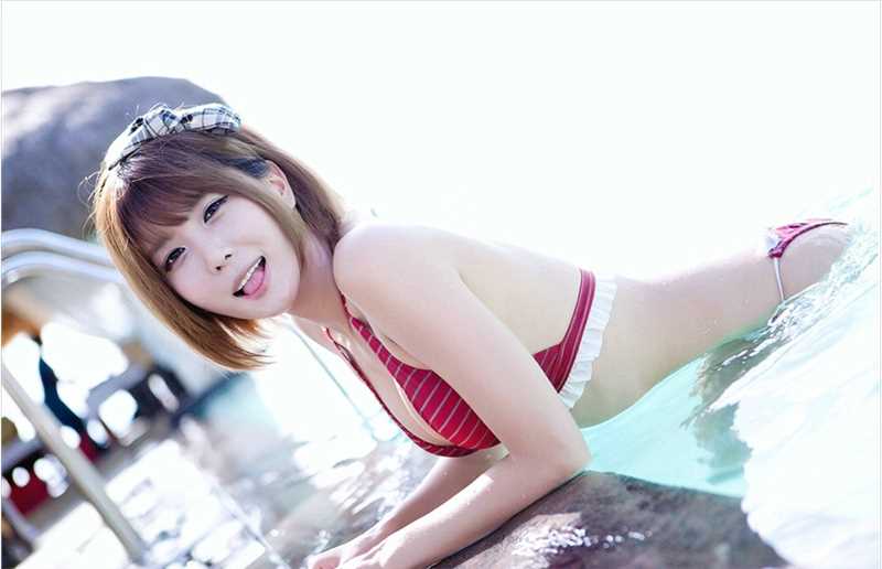 精选泳池偶遇泳装清纯妹子图册