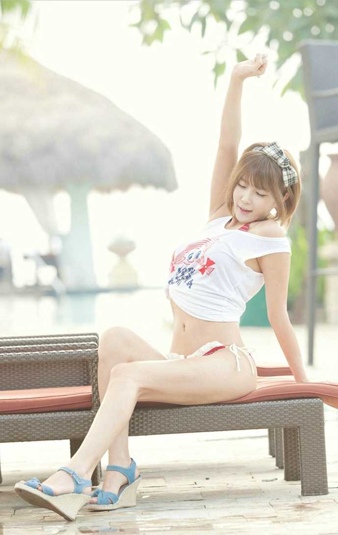 精选泳池偶遇泳装清纯妹子图册