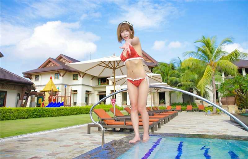 精选泳池偶遇泳装清纯妹子图册